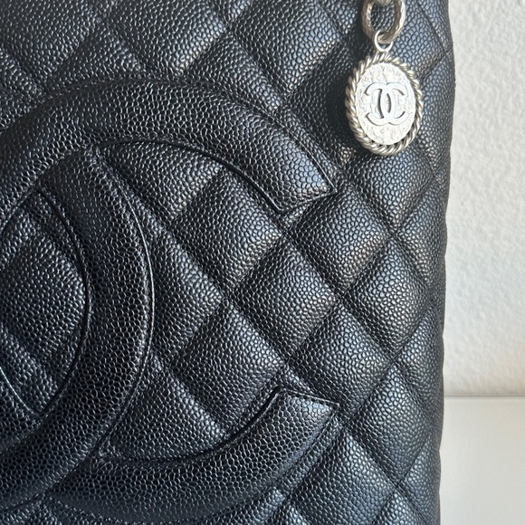 Medallion in Caviar leather - Picture 7 of 9